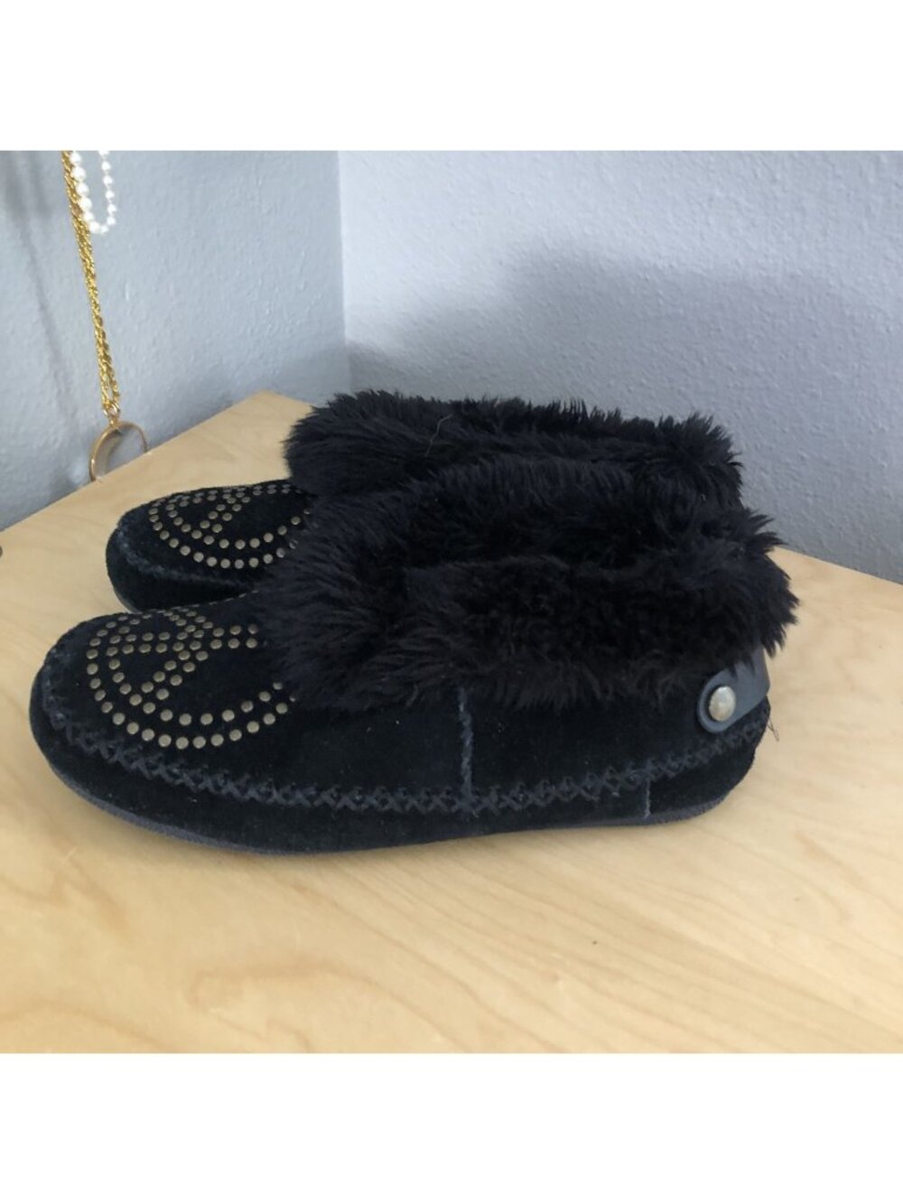 Lucky Brand Peace Moccasin Slippers Women’s size 8 Black Sherpa Studs VTG Y2K